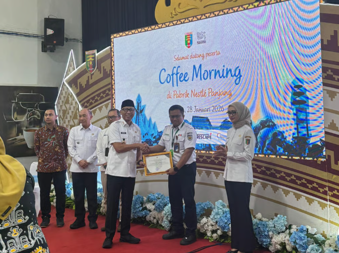 Pemprov Lampung Beri Penghargaan ke KAI atas Program Pendidikan untuk Warga